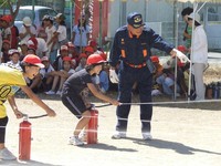 地元消防団と訓練を行う消防クラブ員