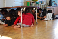 平成２０年１２月１日に実施した緊急地震速報訓練で対応行動をとる「まつしげ保育所」の子供たち（写真提供＝松茂町）